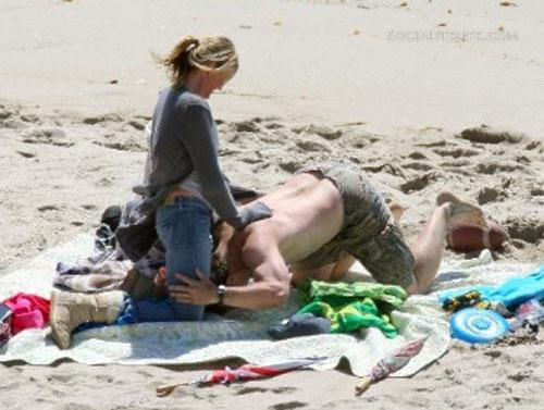 Камерон Диаз предалась любовным играм прямо на пляже