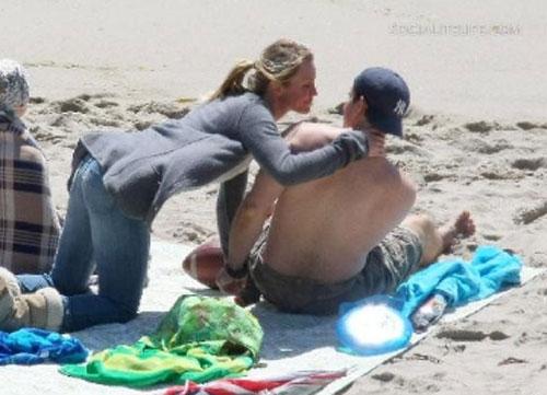Камерон Диаз предалась любовным играм прямо на пляже