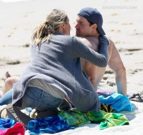 Камерон Диаз предалась любовным играм прямо на пляже