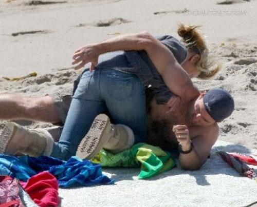 Камерон Диаз предалась любовным играм прямо на пляже