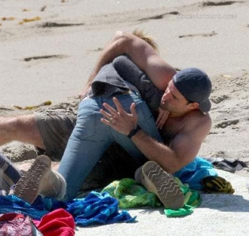 Камерон Диаз предалась любовным играм прямо на пляже