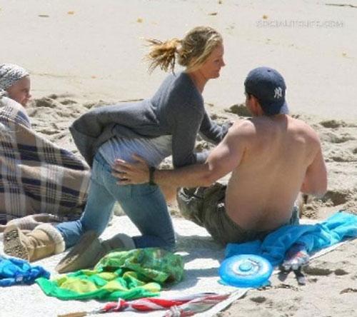 Камерон Диаз предалась любовным играм прямо на пляже