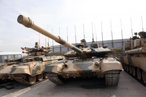 В настоящее время это самый коммерчески успешный основной боевой танк на мировом рынке. Т-90 состоит на вооружении России, Алжира,Азербайджана, Индии, Туркменистана и Венесуэлы.
