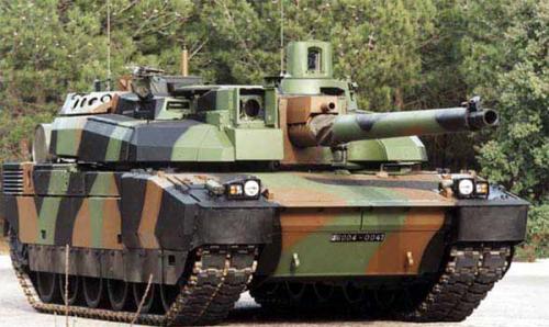 При разработке  Leclerc особое внимание уделялось активной защите против кумулятивных снарядов.  Для танка была разработана система управления огнем и в частности система распознавания свой – чужой.