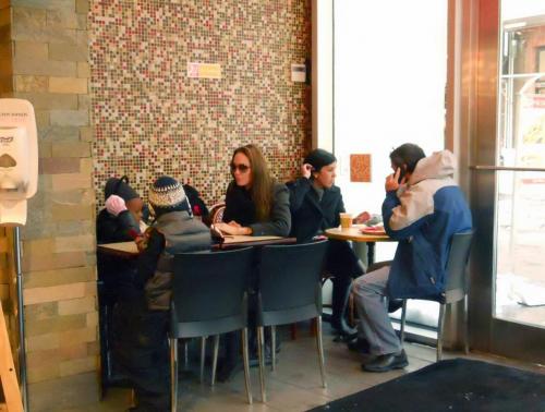 Семейство Джоли-Питт отобедало в забегаловке