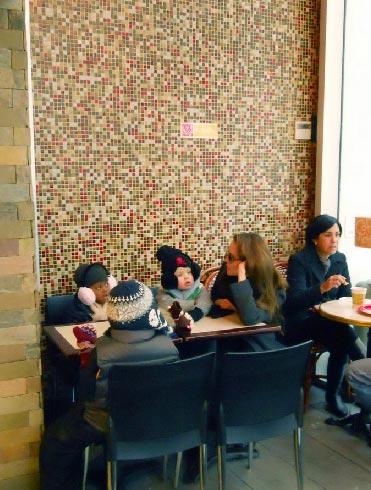 Семейство Джоли-Питт отобедало в забегаловке