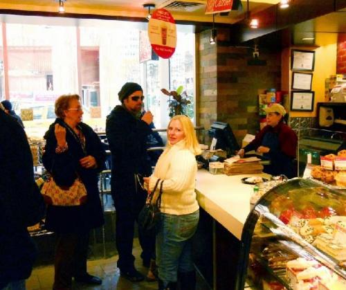 Семейство Джоли-Питт отобедало в забегаловке