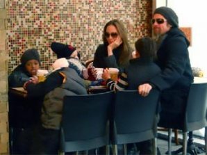 Семейство Джоли-Питт отобедало в забегаловке