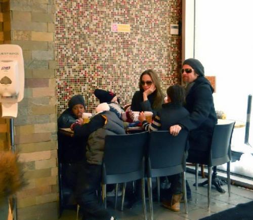 Семейство Джоли-Питт отобедало в забегаловке