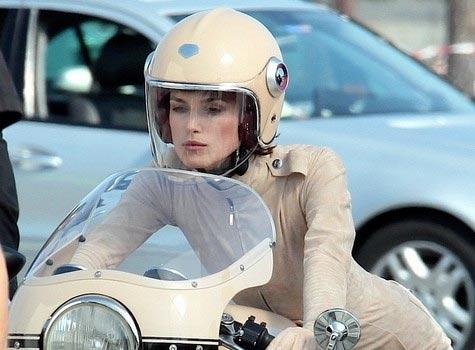 Кира Найтли показала Парижу плюшевый зад