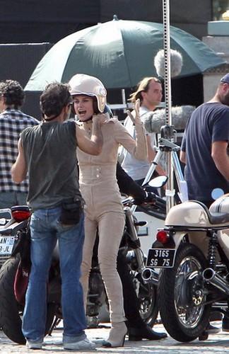 Кира Найтли показала Парижу плюшевый зад