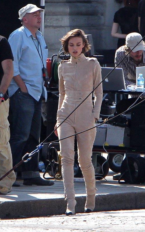 Кира Найтли показала Парижу плюшевый зад