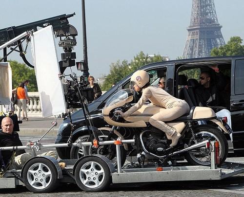 Кира Найтли показала Парижу плюшевый зад