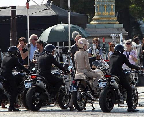 Кира Найтли показала Парижу плюшевый зад