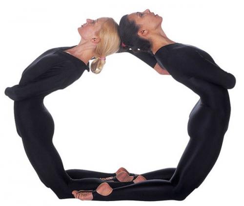 Участники танцевальной группы создали «живой алфавит»