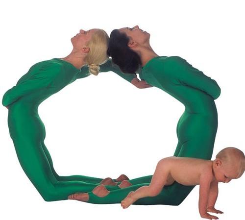 Участники танцевальной группы создали «живой алфавит»