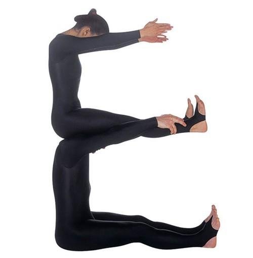 Участники танцевальной группы создали «живой алфавит»