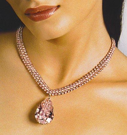 Редкий розовый бриллиант продан за рекордную сумму