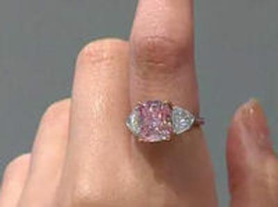 Редкий розовый бриллиант продан за рекордную сумму