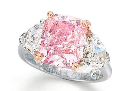 Редкий розовый бриллиант продан за рекордную сумму