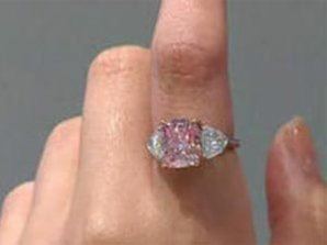 Редкий розовый бриллиант продан за рекордную сумму
