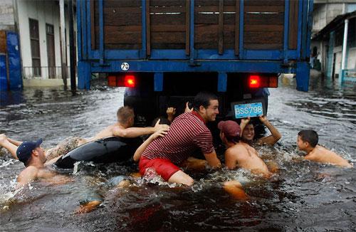 Ураган "Айк" начудил на 100 миллиардов долларов