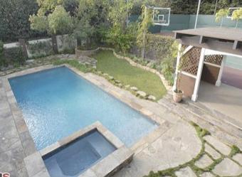 Эштон Катчер продает холостяцкое гнездо