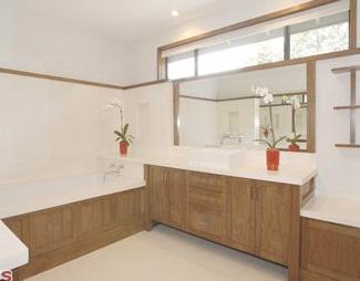 Эштон Катчер продает холостяцкое гнездо