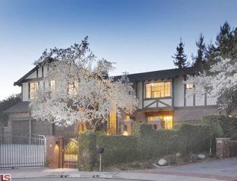 Эштон Катчер продает холостяцкое гнездо