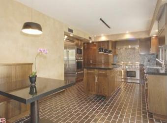 Эштон Катчер продает холостяцкое гнездо