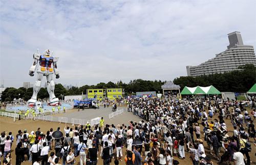 Робот высотой с семиэтажный дом поселился в центре Токио