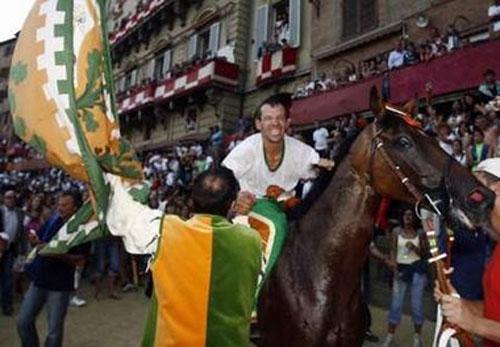 Город превратили в ипподром