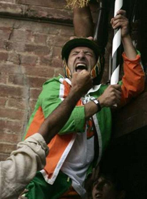 Город превратили в ипподром