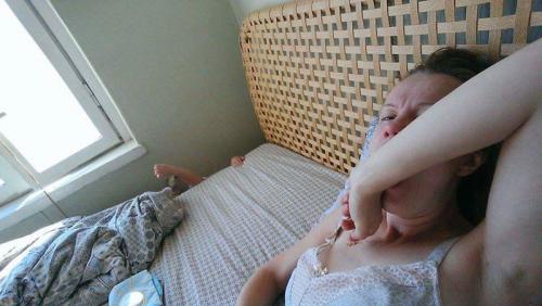 Женщина с помощью селфи-монопода засняла, что это такое — быть мамой