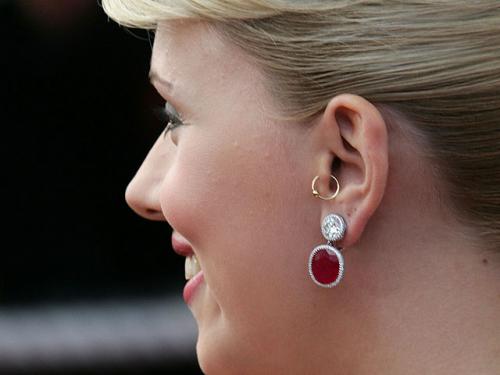 Звездный пирсинг: у кого что проколото