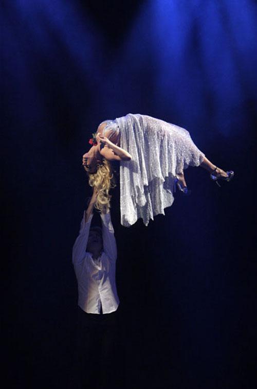 Памела Андерсон зависла в воздухе