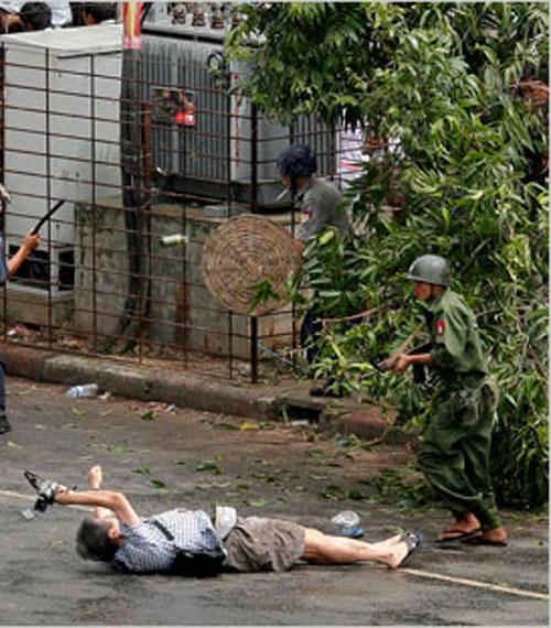 Журналист заснял в Мьянме собственную смерть