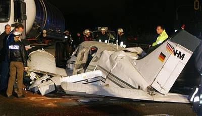 В Германии самолет упал на мост и задел автомобиль