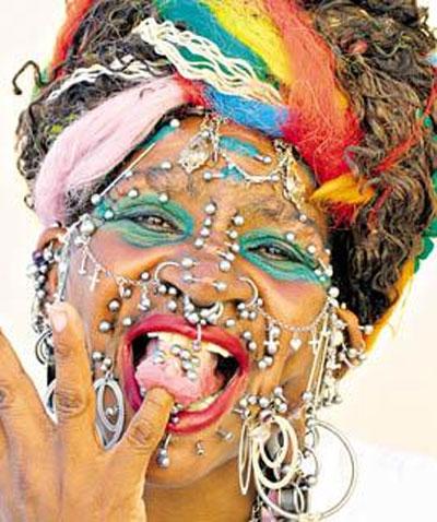 Женщина-«дырокол» попала в книгу рекордов Гинесса