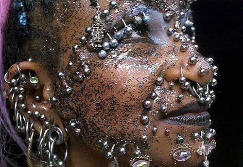 Женщина-«дырокол» попала в книгу рекордов Гинесса