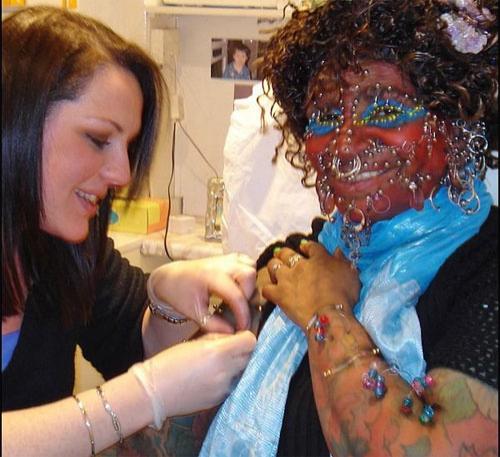 Женщина-«дырокол» попала в книгу рекордов Гинесса