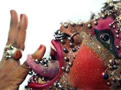 Женщина-«дырокол» попала в книгу рекордов Гинесса