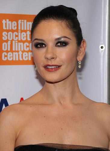 У Кэтрин Зеты-Джонс появились серьезные проблемы с лицом