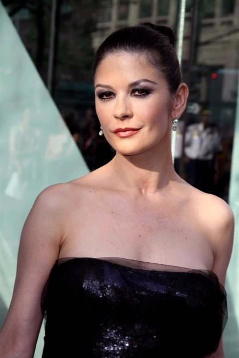 У Кэтрин Зеты-Джонс появились серьезные проблемы с лицом