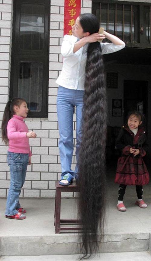 Китаянка отрастила волосы  длиной 2 метра 42 см
