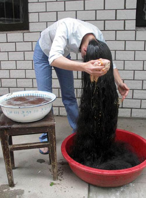 Китаянка отрастила волосы  длиной 2 метра 42 см