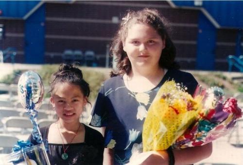 Девушка-гигант может поднять двух слонят