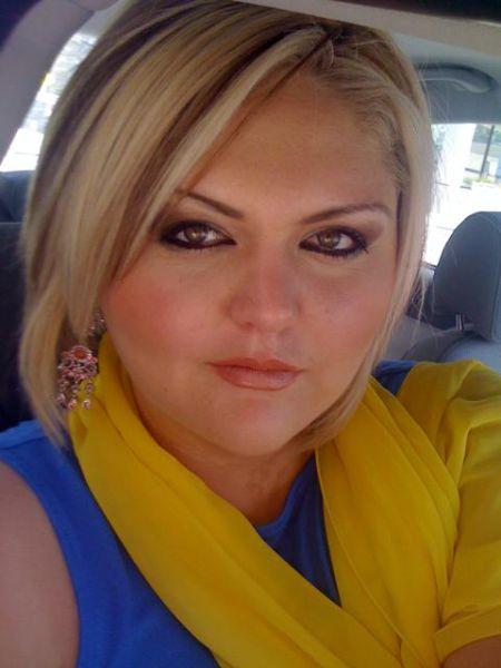 Девушка-гигант может поднять двух слонят