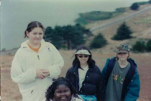 Девушка-гигант может поднять двух слонят