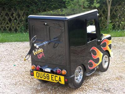 Англичанин построил из стеклопластика самый крошечный автомобиль в мире